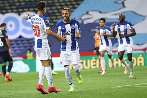 Manita com classe (e benção) de Alex Telles