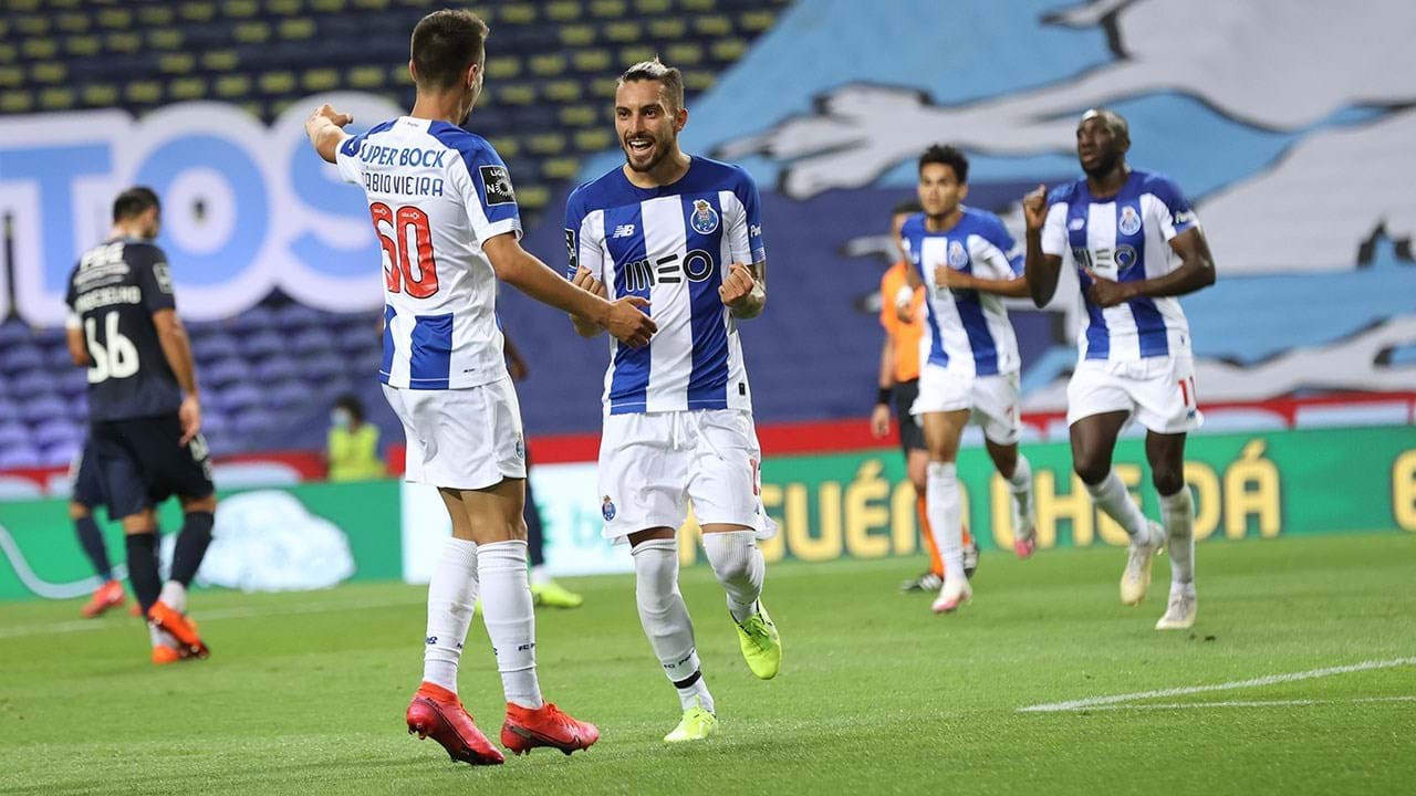 Manita com classe (e benção) de Alex Telles