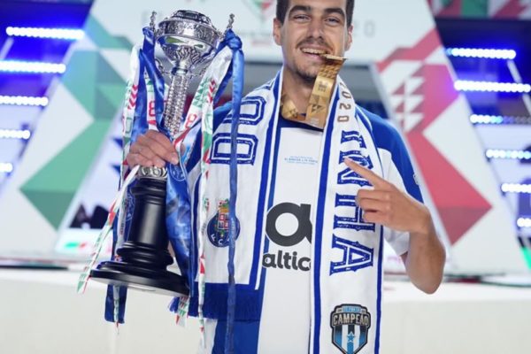 Mercado: Defesa central da formação de saída