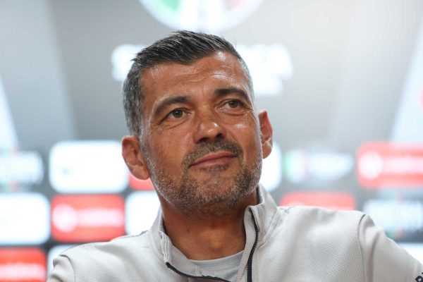 «Não ouço os treinadores de bancada, amanhã Taremi joga»