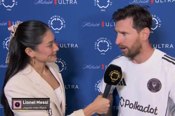 Messi deu dica a Cláudio Ramos após golaço de livre direto (VÍDEO)