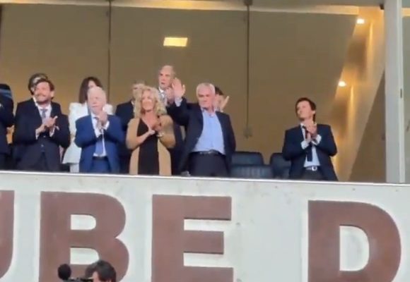 José Mourinho esteve no Dragão a assistir ao jogo e os adeptos reagiram assim (VÍDEO)
