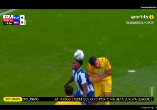Veja o momento em que o FC Porto fica a pedir PENÁLTI mas árbitro manda seguir (VÍDEO)