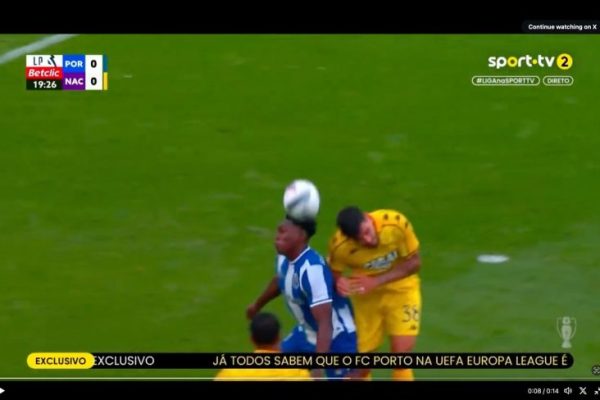 Veja o momento em que o FC Porto fica a pedir PENÁLTI mas árbitro manda seguir (VÍDEO)