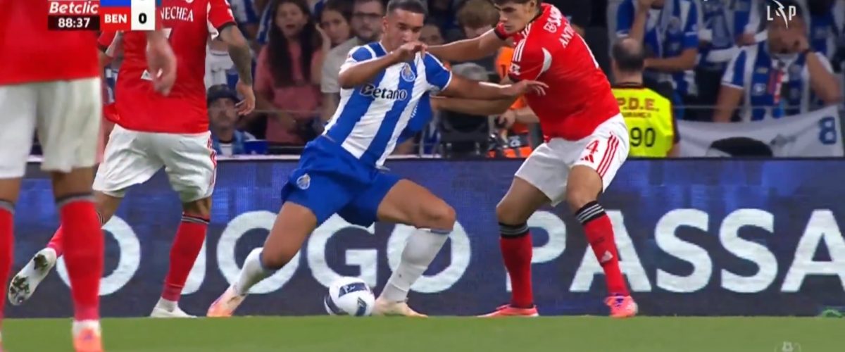 FC Porto ficou a pedir penalti por puxão a Deniz Gul aos 88 minutos (VÍDEO)
